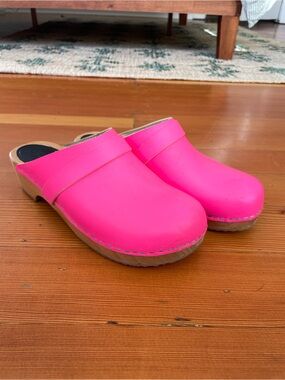 Swedish Hasbeens Neon Pink Clogs